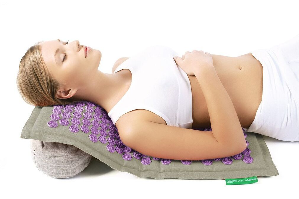 İğne aplikatörü servikal omurganın osteokondrozuna karşı mücadelede yardımcı olacaktır